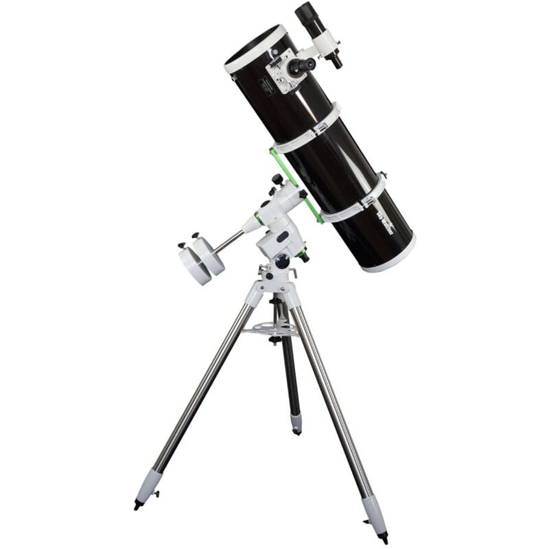 Skywatcher N 200/1000 200P EQ5 Telescoop Explorer 2 Skywatcher N 200 1000 200P EQ5 Telescoop Explorer 3 Skywatcher N 200/1000 200P EQ5 Newton-telescoop op EQ5 montering frontaal op driepootstatief opgesteld voor visuele observatie.