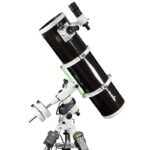 Skywatcher N 200 1000 200P EQ5 Telescoop Explorer Pro SynScan GoTo (2) Skywatcher N 200/1000 200P EQ5 Newton-telescoop op NEQ-5 Pro SynScan GoTo-montering met stalen statief in zijaanzicht.