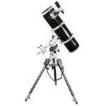 Skywatcher N 200 1000 200P EQ5 Telescoop Explorer Pro SynScan GoTo (3) Skywatcher N 200/1000 200P EQ5 complete GoTo-telescoopopstelling op driepootstatief schuin omhoog gericht voor observatie.