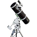 Skywatcher N 200 1000 200P HEQ5 Telescoop Explorer Pro SynScan GoTo (1) Skywatcher N 200/1000 200P HEQ5 Newton-telescoop op HEQ-5 Pro SynScan GoTo-montering met stalen statief in zijaanzicht.