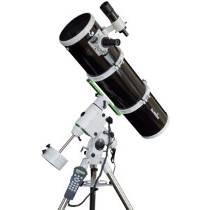 Skywatcher N 200/1000 200P HEQ5 Newton-telescoop op HEQ-5 Pro SynScan GoTo-montering met stalen statief in zijaanzicht.