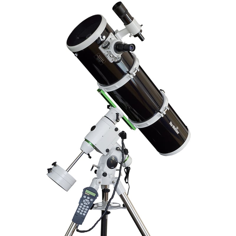 Skywatcher N 200/1000 200P HEQ5 Telescoop Explorer Pro SynScan GoTo 1 Skywatcher N 200 1000 200P HEQ5 Telescoop Explorer Pro SynScan GoTo 1 Skywatcher N 200/1000 200P HEQ5 Newton-telescoop op HEQ-5 Pro SynScan GoTo-montering met stalen statief in zijaanzicht.