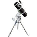 Skywatcher N 200 1000 200P HEQ5 Telescoop Explorer Pro SynScan GoTo (2) Skywatcher N 200/1000 200P HEQ5 Newton-telescoop op HEQ-5 Pro SynScan GoTo-montering met stalen statief in zijaanzicht.