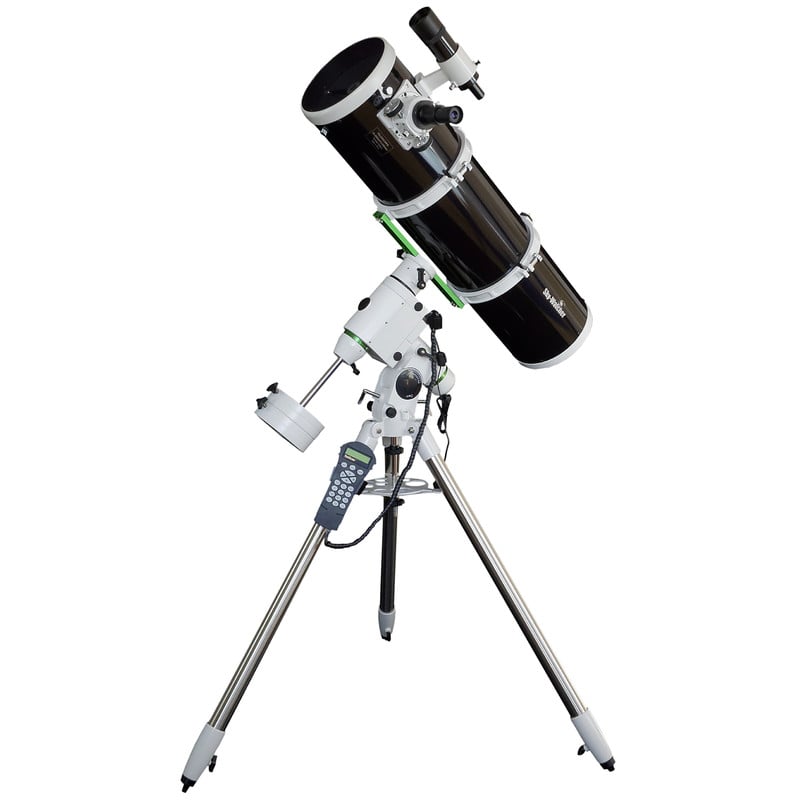 Skywatcher N 200/1000 200P HEQ5 Telescoop Explorer Pro SynScan GoTo 2 Skywatcher N 200 1000 200P HEQ5 Telescoop Explorer Pro SynScan GoTo 2 Skywatcher N 200/1000 200P HEQ5 Newton-telescoop op HEQ-5 Pro SynScan GoTo-montering met stalen statief in zijaanzicht.