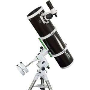 Skywatcher N 200/1000 BD EQ5 PDS Newton-telescoop op EQ5 equatoriale montering met stalen statief en contragewichten in zijaanzicht.