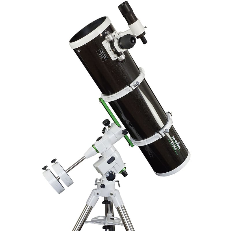 Skywatcher N 200/1000 BD EQ5 PDS Telescoop Explorer 1 Skywatcher N 200 1000 BD EQ5 PDS Telescoop Explorer 1 Skywatcher N 200/1000 BD EQ5 PDS Newton-telescoop op EQ5 equatoriale montering met stalen statief en contragewichten in zijaanzicht.