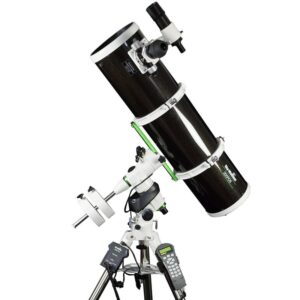Skywatcher N 200/1000 BD EQ5 PDS Newton-telescoop op NEQ-5 Pro SynScan GoTo-montering met stalen statief in zijaanzicht.