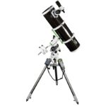 Skywatcher N 200 1000 BD EQ5 PDS Telescoop Explorer Pro SynScan GoTo (3) Skywatcher N 200/1000 BD EQ5 PDS Newton-telescoop op NEQ-5 Pro SynScan GoTo-montering met stalen statief in zijaanzicht.
