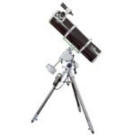 Skywatcher N 200 1000 BD HEQ5 Telescoop PDS Explorer Pro SynScan GoTo (1) Skywatcher N 200/1000 BD HEQ5 complete astrofotografie-opstelling schuin zijaanzicht met 200/1000 Newton en HEQ-5 statief.