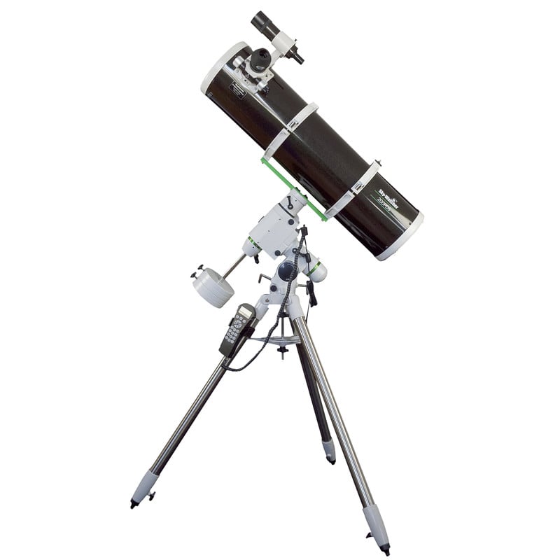 Skywatcher N 200/1000 BD HEQ5 Telescoop PDS Explorer Pro SynScan GoTo 2 Skywatcher N 200 1000 BD HEQ5 Telescoop PDS Explorer Pro SynScan GoTo 1 Skywatcher N 200/1000 BD HEQ5 complete astrofotografie-opstelling schuin zijaanzicht met 200/1000 Newton en HEQ-5 statief.