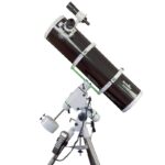 Skywatcher N 200 1000 BD HEQ5 Telescoop PDS Explorer Pro SynScan GoTo (2) Skywatcher N 200/1000 BD HEQ5 PDS Explorer Newton-telescoop op HEQ-5 Pro GoTo-montering met stalen statief en contragewichten.