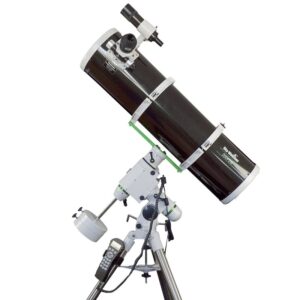 Skywatcher N 200/1000 BD HEQ5 PDS Explorer Newton-telescoop op HEQ-5 Pro GoTo-montering met stalen statief en contragewichten.