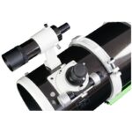 Skywatcher N 205 800 Quattro-200P Telescoop OTA (1) Skywatcher N 205/800 Quattro-200P close-up van focuserzijde met 9x50-zoeker, buisringen en fijninstelbare 2" Linear Crayford-focuser.
