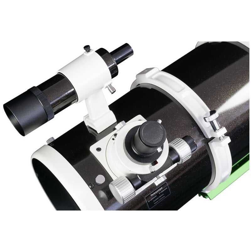 Skywatcher N 205/800 Quattro-200P Telescoop OTA 2 Skywatcher N 205 800 Quattro 200P Telescoop OTA 1 Skywatcher N 205/800 Quattro-200P close-up van focuserzijde met 9x50-zoeker, buisringen en fijninstelbare 2" Linear Crayford-focuser.