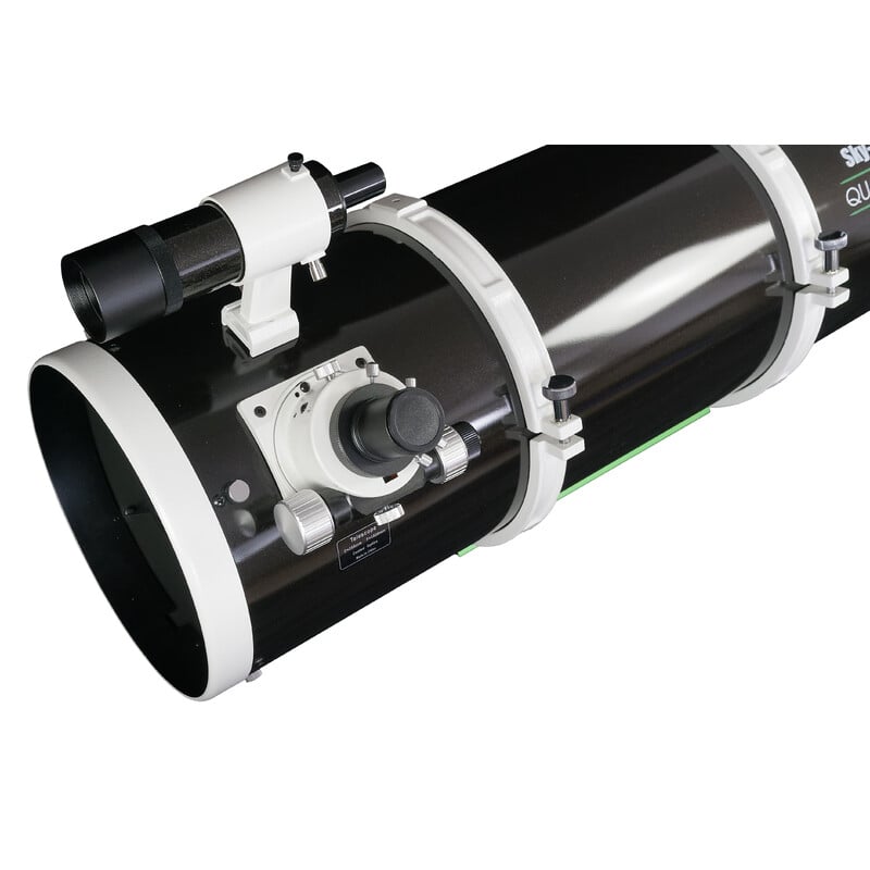 Skywatcher N 250/1000 Quattro-250P Telescoop OTA 2 Skywatcher N 250 1000 Quattro 250P Telescoop OTA 1 Skywatcher N 2501000 Quattro-250P close-up van focuserzijde met 9x50-zoeker, buisringen en fijninstelbare 2" Linear Crayford-focuser.