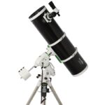 Skywatcher N 250 1200 PDS BD EQ6-R Telescoop Explorer Pro SynScan GoTo (2) Skywatcher N 250/1200 PDS BD EQ6-R Newton-telescoop op EQ6-R Pro SynScan GoTo-montering met stalen statief in zijaanzicht.