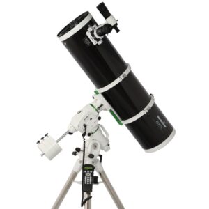 Skywatcher N 250/1200 PDS BD EQ6-R Newton-telescoop op EQ6-R Pro SynScan GoTo-montering met stalen statief in zijaanzicht.