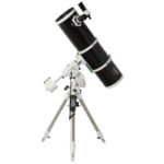 Skywatcher N 250 1200 PDS BD EQ6-R Telescoop Explorer Pro SynScan GoTo (3) Skywatcher N 250/1200 PDS BD EQ6-R complete GoTo-telescoopopstelling op robuust driepootstatief frontaal opgesteld voor observatie.