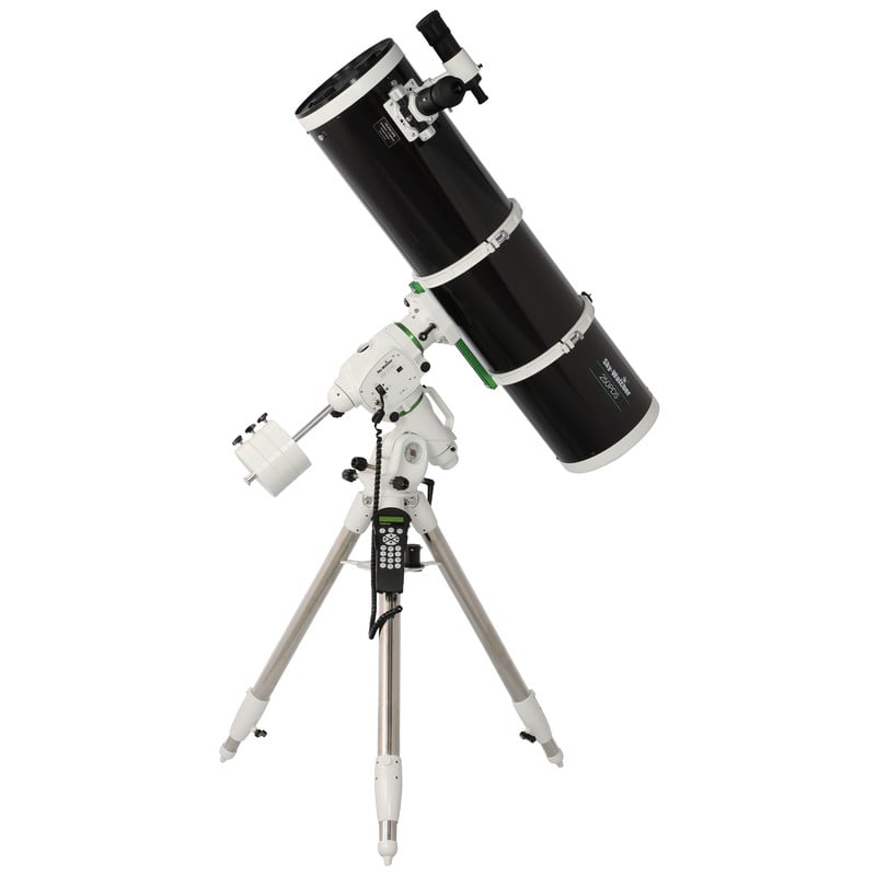 Skywatcher N 250/1200 PDS BD EQ6-R Telescoop Explorer Pro SynScan GoTo 2 Skywatcher N 250 1200 PDS BD EQ6 R Telescoop Explorer Pro SynScan GoTo 3 Skywatcher N 250/1200 PDS BD EQ6-R complete GoTo-telescoopopstelling op robuust driepootstatief frontaal opgesteld voor observatie.