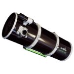 Skywatcher N 300 1200 Quattro-300P Telescoop OTA (1) Skywatcher N 300/1200 Quattro-300P Newton-telescoopbuis schuin van voren met buisringen, Losmandy-rail en 2" Linear Crayford-focuser.