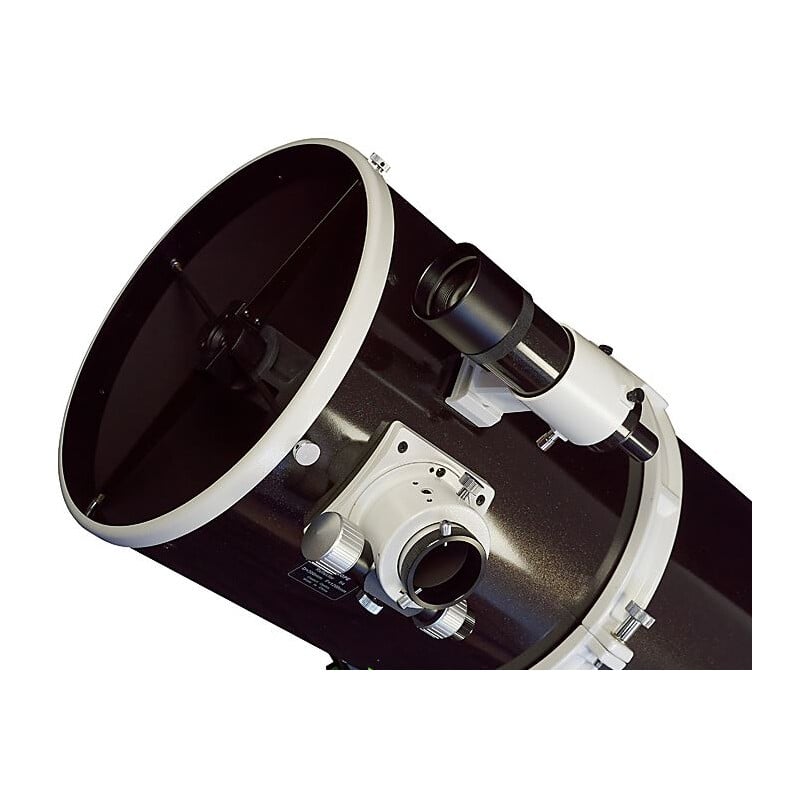 Skywatcher N 300/1200 Quattro-300P Telescoop OTA 2 Skywatcher N 300 1200 Quattro 300P Telescoop OTA 2 Skywatcher N 300/1200 Quattro-300P close-up van voorzijde met 9x50-zoeker, buisringen en focuserhuis op zwarte buis.