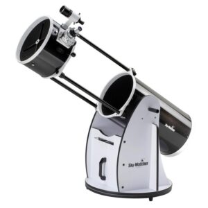 Skywatcher N 305/1500 FlexTube Dobson-telescoop uitgeschoven op witte rockerbox, zijaanzicht met open trussbuis.