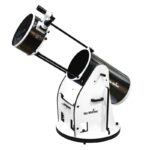 Skywatcher N 355 1600 Dobson telescoop Skyliner FlexTube BD DOB (2) Skywatcher N 355/1600 FlexTube Dobson telescoop uitgeschoven op rockerbox, zijaanzicht met open trussbuis.