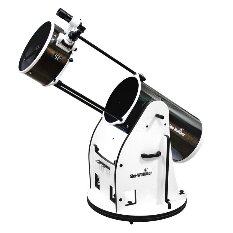 Skywatcher N 355/1600 Dobson telescoop Skyliner FlexTube BD DOB 1 Skywatcher N 355 1600 Dobson telescoop Skyliner FlexTube BD DOB 2 Skywatcher N 355/1600 FlexTube Dobson telescoop uitgeschoven op rockerbox, zijaanzicht met open trussbuis.