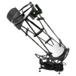 Skywatcher N 508/2000 Stargate-500P grote truss-Dobson telescoop schuin omhoog gericht op stevige aluminium rockerbox.