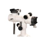 Skywatcher Skytee 2 zware azimutale montering met twee Vixen zwaluwstaartklemmen en contragewichtstang op witte achtergrond.