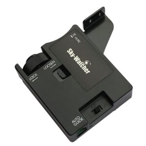 Skywatcher Starquest- en Avant-monteringen volgmotor set met handcontroller, witte kabel, netadapter en zwarte draagtas op blauwe achtergrond