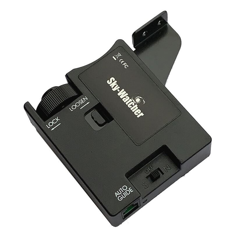 Skywatcher Avant-monteringen Starquest-en Volgmotor voor 1 Skywatcher Starquest en Avant monteringen Volgmotor voor Skywatcher Starquest- en Avant-monteringen volgmotor set met handcontroller, witte kabel, netadapter en zwarte draagtas op blauwe achtergrond