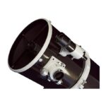 Sky-Watcher Quattro 300P close-up van de voorzijde van de Newton-buis met opening naar de hoofdspiegel, focuser en gemonteerde zoeker zichtbaar