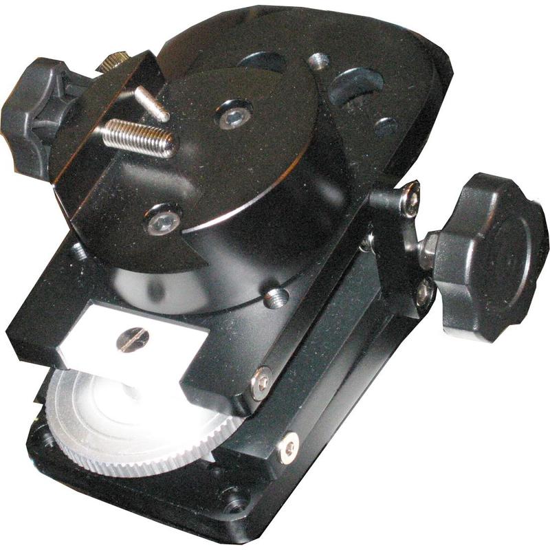 Skywatcher Volgkijker montering 2 Skywatcher Volgkijker montering 3 Skywatcher Volgkijker montering close-up van tangentiaalklem met gradenverdeling en verstelknoppen.