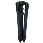 Skywatcher WAVE-100i Montering Strainwave GoTo Wi-Fi Tripod (2) Skywatcher WAVE-100i carbon statief ingeklapt met drie zwarte poten en middenbrug voor stabiele opstelling