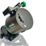 Skywatcher WAVE-100i Montering Strainwave GoTo Wi-Fi Tripod (3) Skywatcher WAVE-100i bovenaanzicht van de harmonische montering met groene klemring en aansluitingen
