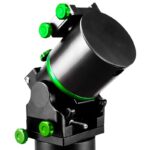 Skywatcher WAVE-150i Montering Strainwave GoTo Wi-Fi Tripod (4) Skywatcher WAVE-150i harmonische montering close-up met groene klemring en logo op cilindervormige kop