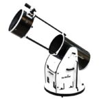 SkywatcherN 406 1800 Dobson Telescoop Skyliner FlexTube BD DOB (2) SkywatcherN 406/1800 FlexTube Dobson telescoop uitgeschoven op rockerbox, zijaanzicht met grote open trussbuis.