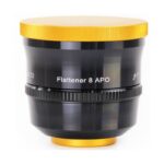 William Optics 0.72x ReducerFlattener Full-Frame (1) William Optics 0.72x reducer/flattener vooraanzicht met APO inscriptie en goudkleurige dop