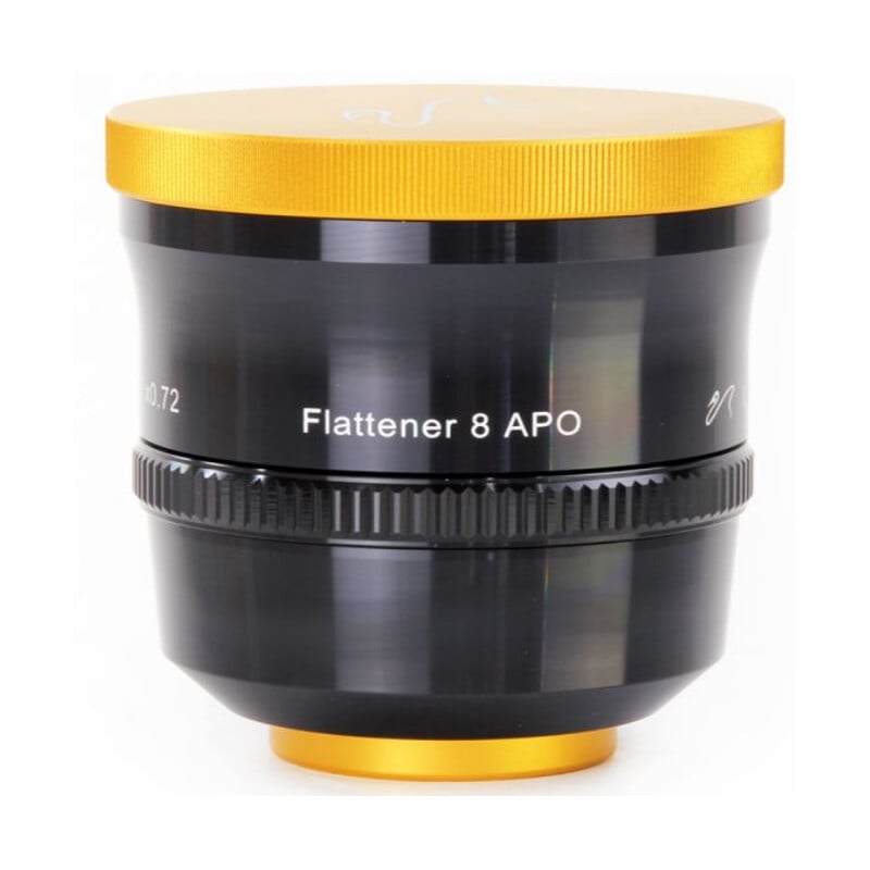 William Optics 0.72x Reducer/Flattener Full-Frame 1 William Optics 0.72x ReducerFlattener Full Frame 1 William Optics 0.72x reducer/flattener vooraanzicht met APO inscriptie en goudkleurige dop