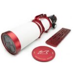 William Optics 120 780 Apochromatische refractor AP Fluorostar Red OTA (2) William Optics 120/780 met Bahtinov-masker, lensdop en zwaluwstaart naast de telescoopbuis.