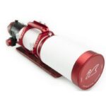William Optics 120 780 Apochromatische refractor AP Fluorostar Red OTA (4) William Optics 120/780 zijaanzicht van de witte telescoopbuis met rode accenten op de Losmandy-stijl zwaluwstaart.