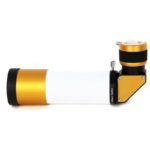 William Optics 50mm 1.25 Zoeker Oprichten en Zijwaarts kijken (1) William Optics 50mm 1.25 zoeker zijaanzicht met witte buis en gouden focuser