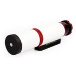 William Optics 50mm Guidescope UniGuide Red (1) i. William Optics 50mm UniGuide Red guidescope schuin vooraanzicht met objectiefdop