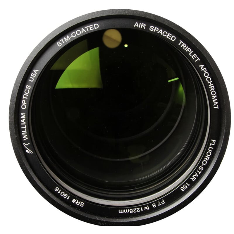 William Optics AP 156/1217 Apochromatische refractor Fluorostar Red OTA 1 William Optics AP 156 1217 Apochromatische refractor Fluorostar Red OTA 2 William Optics AP 156/1217 close-up van de hoogwaardige FPL-53 triplet objectieflens.