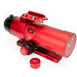 William Optics AP 51/250 Apochromatische refractor RedCat WIFD schuin van bovenaf gezien met de lensdop ernaast.