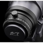 William Optics AP 51250 Apochromatische refractor SpaceCat WIFD OTA (3) William Optics AP 51/250 close-up van de spiraalvormige focuser met William Optics zwaan logo.