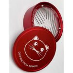 William Optics AP 61 300 61 Apochromatische refractor RedCat OTA (3) William Optics AP 61/300 61 close-up van Bahtinov-focusmasker en aluminium lensdoppen met kattenlogo