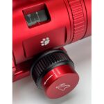 William Optics AP 61 300 61 Apochromatische refractor RedCat OTA (5) William Optics AP 61/300 61 zijaanzicht van OTA met Arca/Vixen-prismabalk en buisringen op tafel