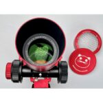 William Optics AP 61 300 61 Apochromatische refractor RedCat OTA (7) William Optics AP 61/300 61 telescoop in gevoerde rode nylon draagtas met ritssluiting en accessoires ernaast